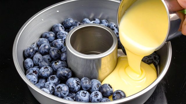 Karamelový dezert s krémem z kondenzovaného mléka, řeckého jogurtu a borůvek – bez pečení