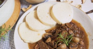 Hovězí roštěnka na víně s houbami Hovězí roštěnka na víně s houbami