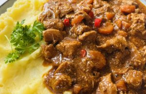 Vepřové maso na šťávě s mrkví a bramborovou kaší