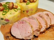 Vepřová panenka s žampionovou omáčkou a šťouchanými bramborami se slaninou Vepřová panenka se žampionovou omáčkou a šťouchanými bramborami: Luxusní oběd bez složitostí