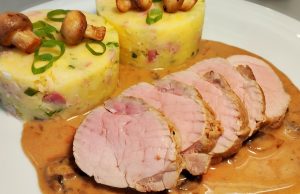 Vepřová panenka s žampionovou omáčkou a šťouchanými bramborami se slaninou Vepřová panenka se žampionovou omáčkou a šťouchanými bramborami: Luxusní oběd bez složitostí