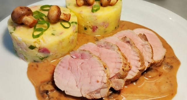 Vepřová panenka se žampionovou omáčkou a šťouchanými bramborami: Luxusní oběd bez složitostí Vepřová panenka se žampionovou omáčkou a šťouchanými bramborami: Luxusní oběd bez složitostí