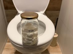 Sklenice s domácími WC bombami s víčkem.