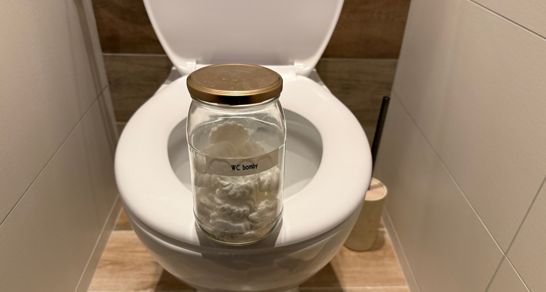 Sklenice s domácími WC bombami s víčkem.