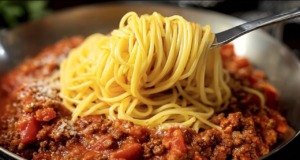 Italská klasika: špagety alla bolognese s rajčaty a parmazánem Italská klasika: špagety alla bolognese s rajčaty a parmazánem