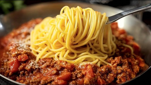 Italská klasika: špagety alla bolognese s rajčaty a parmazánem Italská klasika: špagety alla bolognese s rajčaty a parmazánem