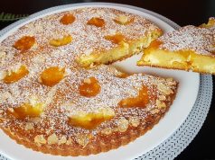 Jemný jogurtový koláč s meruňkovým džemem a mandlovými lupínky