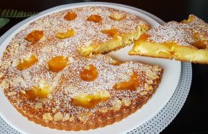 Jemný jogurtový koláč s meruňkovým džemem a mandlovými lupínky Jemný jogurtový koláč s meruňkovým džemem a mandlovými lupínky