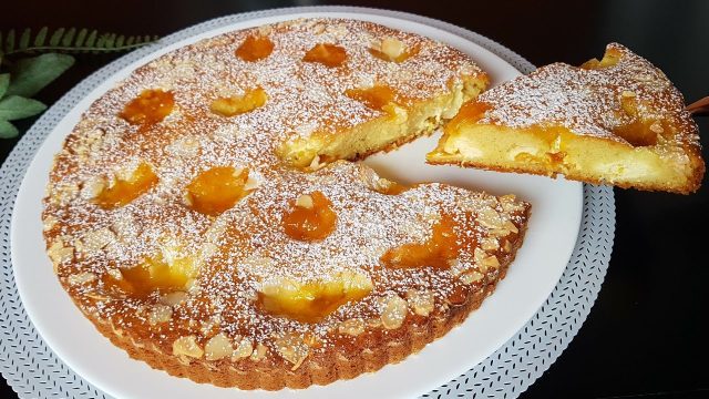 Jemný jogurtový koláč s meruňkovým džemem a mandlovými lupínky