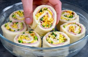 Recept na šunkovo-sýrové šneky z listového těsta.