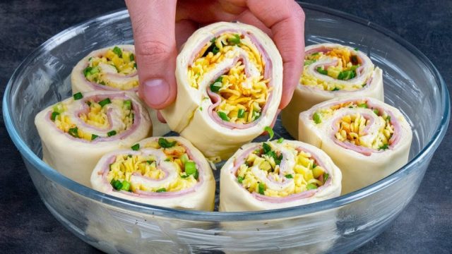 Recept na šunkovo-sýrové šneky z listového těsta. Recept na šunkovo-sýrové šneky z listového těsta.