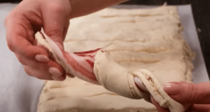 Pohoštění, kterým zabodujete – Vyzkoušejte tyto snadné a velice chutné slaninové vrtule! Slané listové vrtule se slaninou, olivami a sýrem – rychlé a křupavé pohoštění na každý večírek