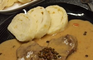 Hovězí roštěná na zeleném pepři s houskovým knedlíkem – klasika od čtenářky, která nikdy nezklame Hovězí roštěná na zeleném pepři s houskovým knedlíkem – klasika, která nikdy nezklame