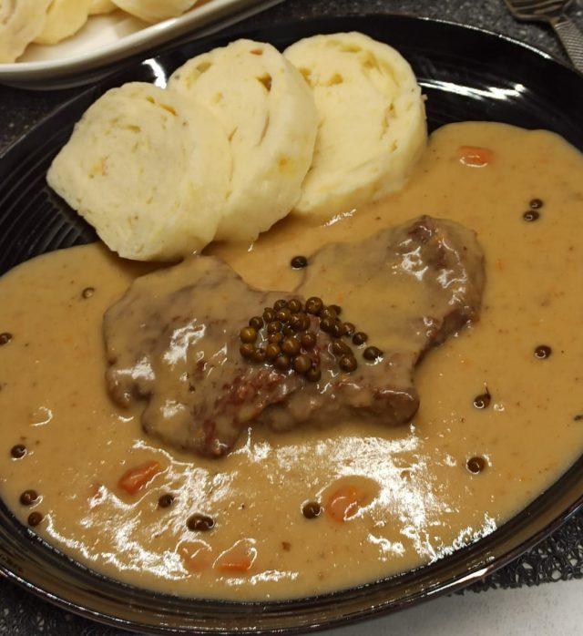 Hovězí roštěná na zeleném pepři s houskovým knedlíkem – klasika, která nikdy nezklame Hovězí roštěná na zeleném pepři s houskovým knedlíkem – klasika, která nikdy nezklame