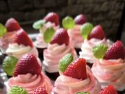 Mini Pavlova dortíčky s jahodami – nadýchaný dezert jako z cukrárny Mini Pavlova dortíčky s jahodami – nadýchaný dezert jako z cukrárny