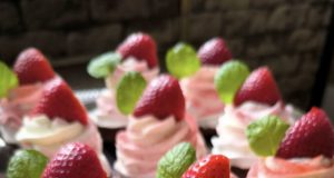 Mini Pavlova dortíčky s jahodami – nadýchaný dezert jako z cukrárny Mini Pavlova dortíčky s jahodami – nadýchaný dezert jako z cukrárny