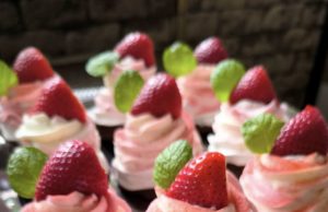 Mini Pavlova dortíčky s jahodami – nadýchaný dezert jako z cukrárny Mini Pavlova dortíčky s jahodami – nadýchaný dezert jako z cukrárny