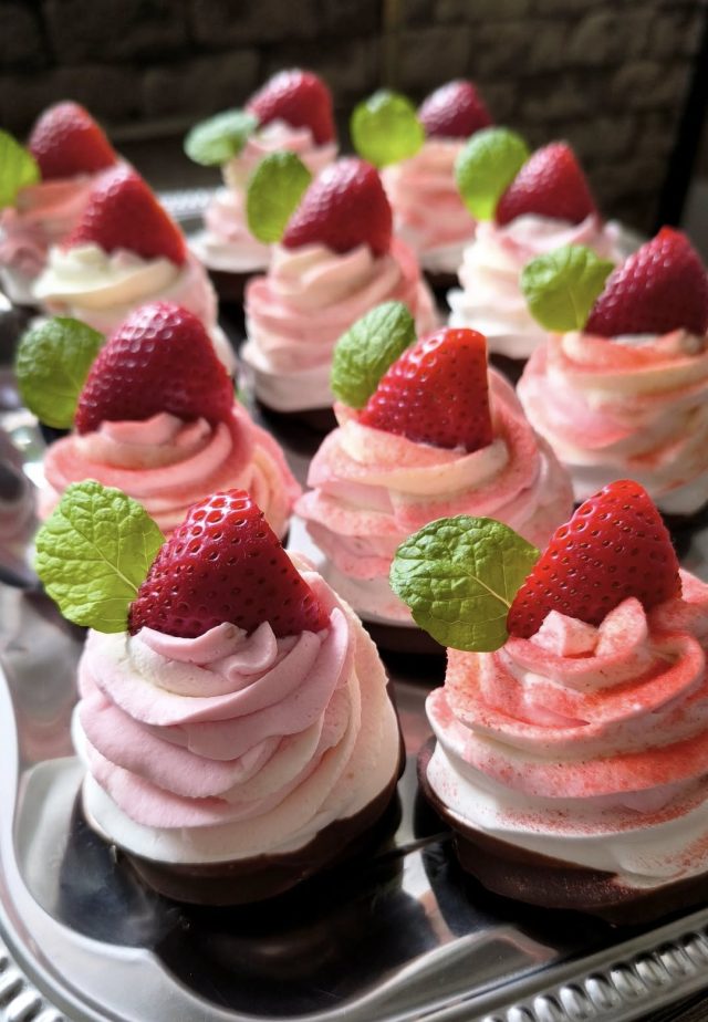 Mini Pavlova dortíčky s jahodami – nadýchaný dezert jako z cukrárny Mini Pavlova dortíčky s jahodami – nadýchaný dezert jako z cukrárny