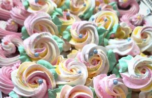 Domácí pusinky z bílků – barevné, křehké a krásně lesklé Domácí pusinky z bílků – barevné, křehké a krásně lesklé