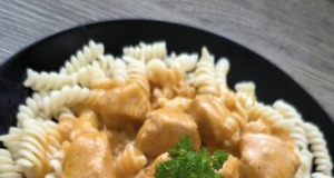 Kuře na paprice s těstovinami Kuře na paprice s těstovinami