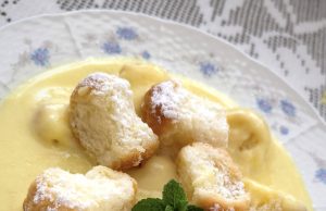 Dukátové buchtičky s vanilkovým pudinkovým krémem – klasický dezert z dětství Dukátové buchtičky s vanilkovým pudinkovým krémem: