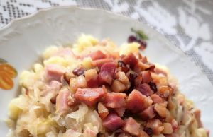 Bramborové halušky se zelím a uzeným Bramborové halušky se zelím a uzeným