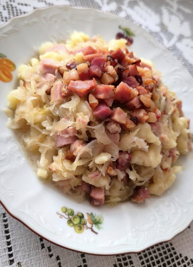 Bramborové halušky se zelím a uzeným Bramborové halušky se zelím a uzeným