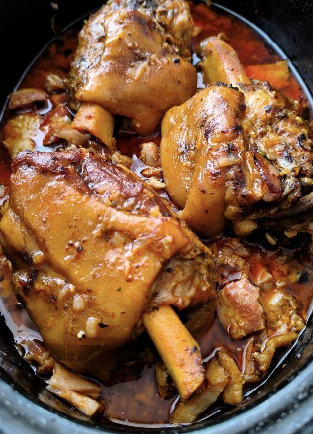 Pečené vepřové koleno na cibuli a česneku – poctivá domácí klasika