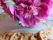 Bílkový chlebíček s ořechy, sušeným ovocem a čokoládou Bílkový chlebíček s ořechy, sušeným ovocem a čokoládou