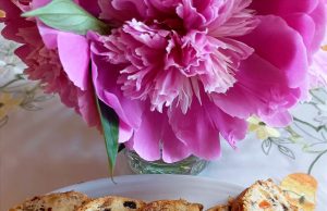 Bílkový chlebíček s ořechy, sušeným ovocem a čokoládou Bílkový chlebíček s ořechy, sušeným ovocem a čokoládou