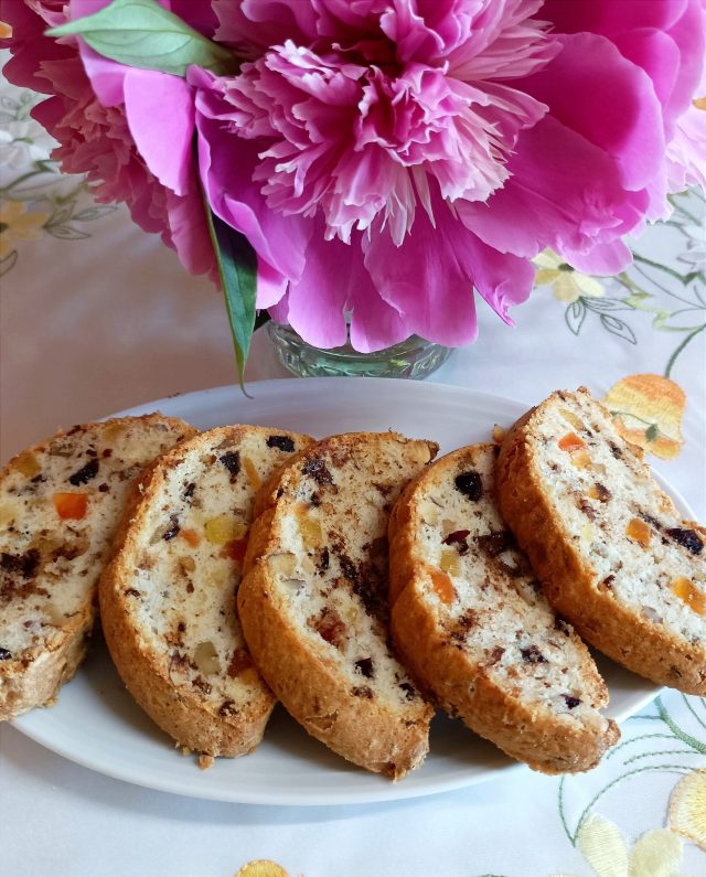 Bílkový chlebíček s ořechy, sušeným ovocem a čokoládou Bílkový chlebíček s ořechy, sušeným ovocem a čokoládou
