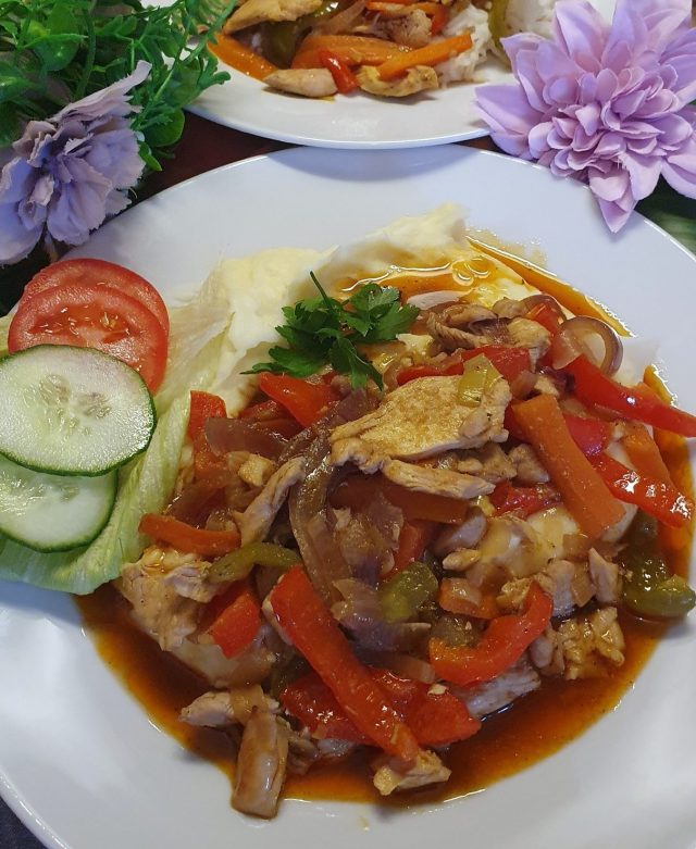 Kuřecí soté s barevnou zeleninou: rychlý oběd plný chuti Kuřecí soté s barevnou zeleninou: rychlý oběd plný chuti