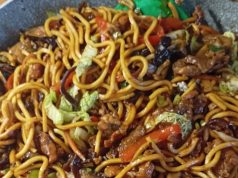 Smažené nudle s masem a zeleninou – domácí verze oblíbené asijské klasiky