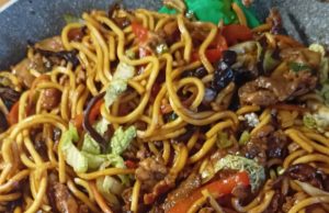 Smažené nudle s masem a zeleninou – domácí verze oblíbené asijské klasiky Smažené nudle s masem a zeleninou – domácí verze oblíbené asijské klasiky