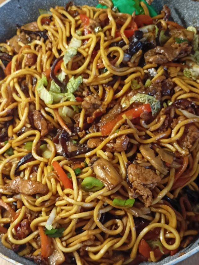 Smažené nudle s masem a zeleninou – domácí verze oblíbené asijské klasiky