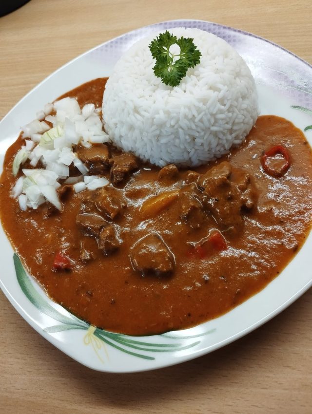 Poctivý hovězí guláš s rýží Poctivý hovězí guláš s rýží