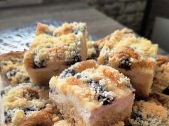 Litý koláč s tvarohem, povidly a drobenkou – vláčný dezert jako od babičky Litý koláč s tvarohem, povidly a drobenkou – vláčný dezert jako od babičky