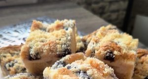 Litý koláč s tvarohem, povidly a drobenkou – vláčný dezert jako od babičky Litý koláč s tvarohem, povidly a drobenkou – vláčný dezert jako od babičky