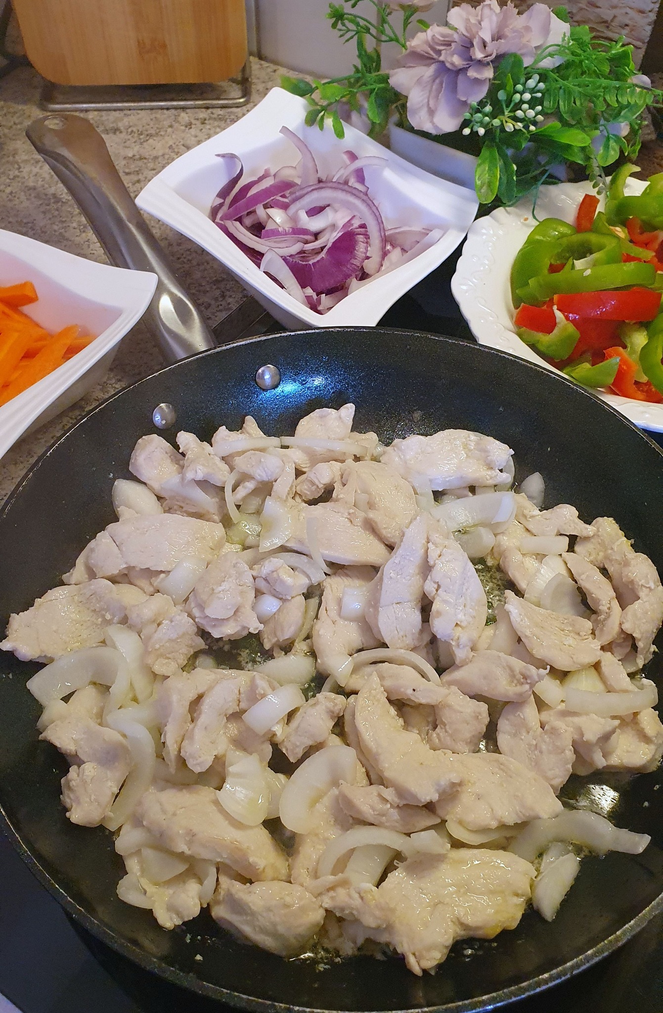 Kuřecí soté s barevnou zeleninou: rychlý oběd plný chuti