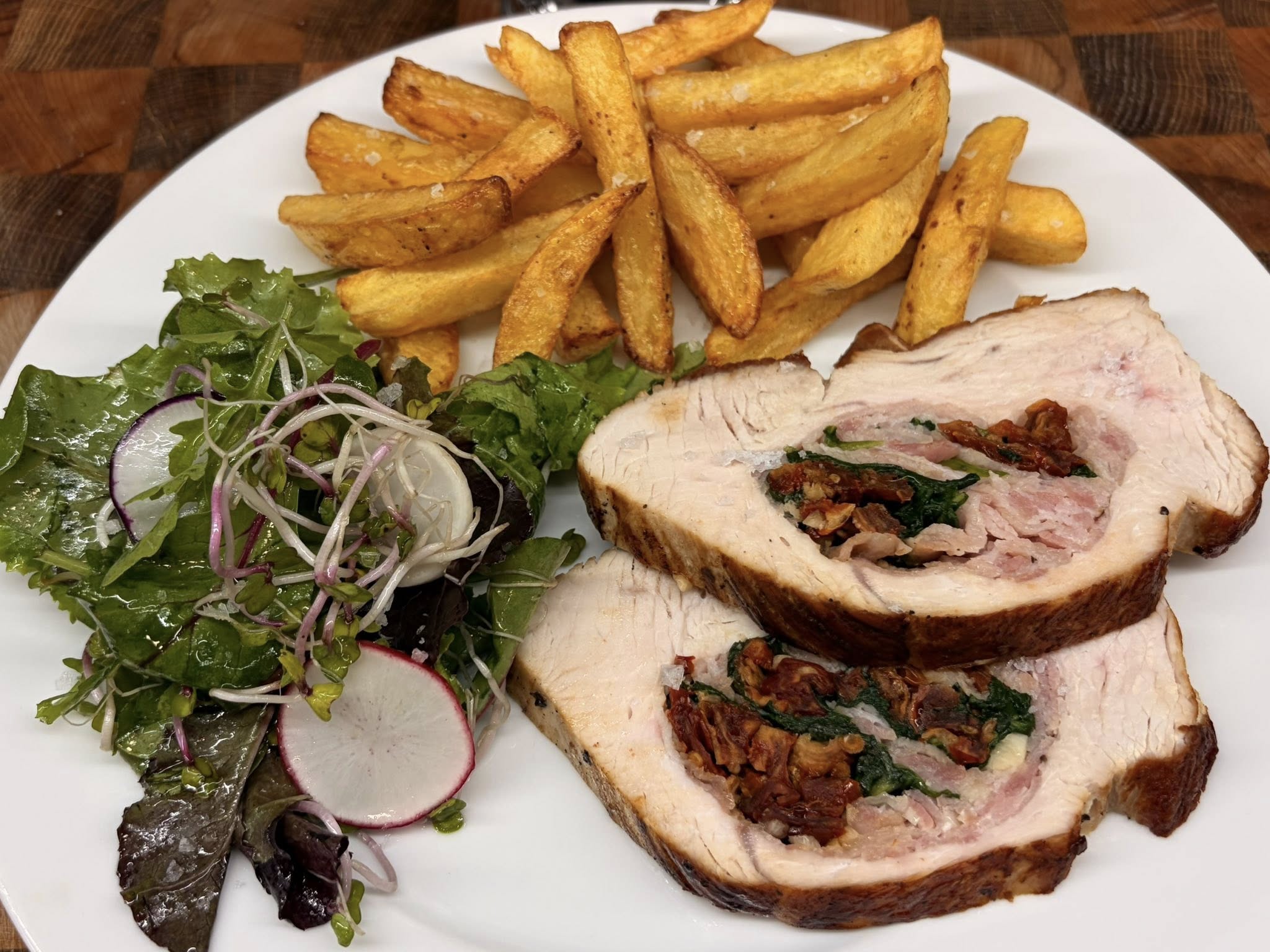 Plněná krůtí kapsa se špenátem, sušenými rajčaty a slaninou