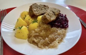 Poctivá domácí sekaná s bramborem a dušeným zelím Zdroj: Marcela Karmasinová