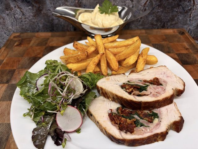 Plněná krůtí kapsa se špenátem, sušenými rajčaty a slaninou