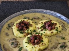 Bramborové kluski se slaninou a hříbkovou omáčkou Bramborové kluski se slaninou a hříbkovou omáčkou