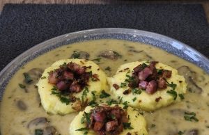 Bramborové kluski se slaninou a hříbkovou omáčkou Bramborové kluski se slaninou a hříbkovou omáčkou