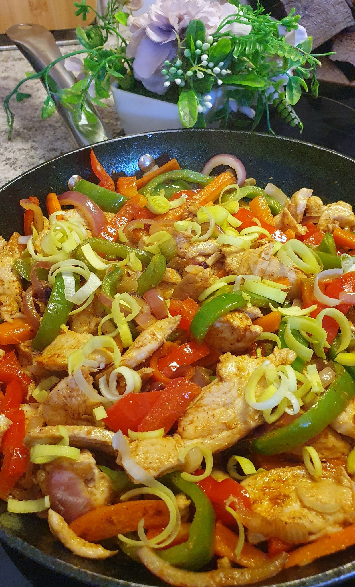 Kuřecí soté s barevnou zeleninou: rychlý oběd plný chuti