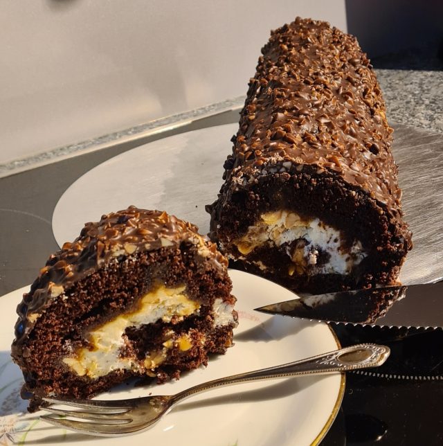 Snickers roláda – dokonalý dezert pro milovníky čokolády a karamelu Snickers roláda – dokonalý dezert pro milovníky čokolády a karamelu