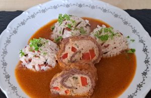 Boloňské hovězí závitky s tříbarevnou rýží Boloňské hovězí závitky s tříbarevnou rýží