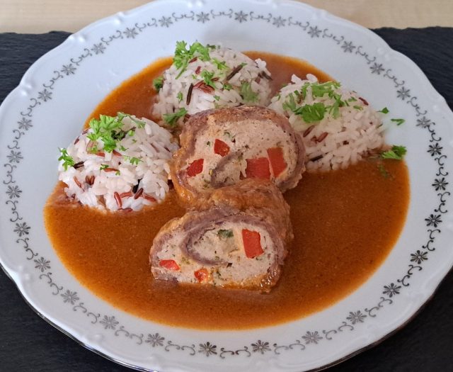 Boloňské hovězí závitky s tříbarevnou rýží