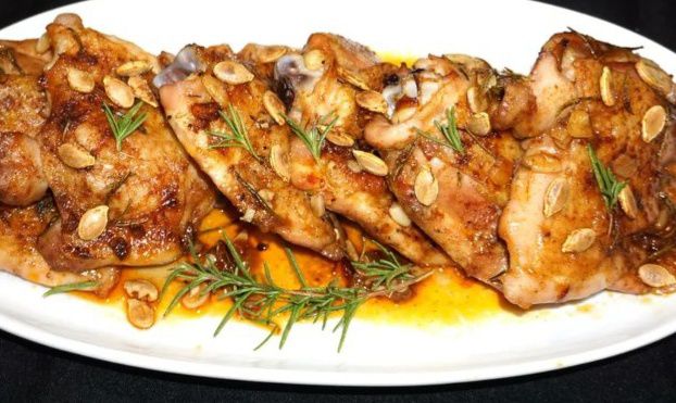 Pečená kuřecí stehna s rozmarýnem a praženými dýňovými semínky Pečená kuřecí stehna s rozmarýnem a praženými dýňovými semínky