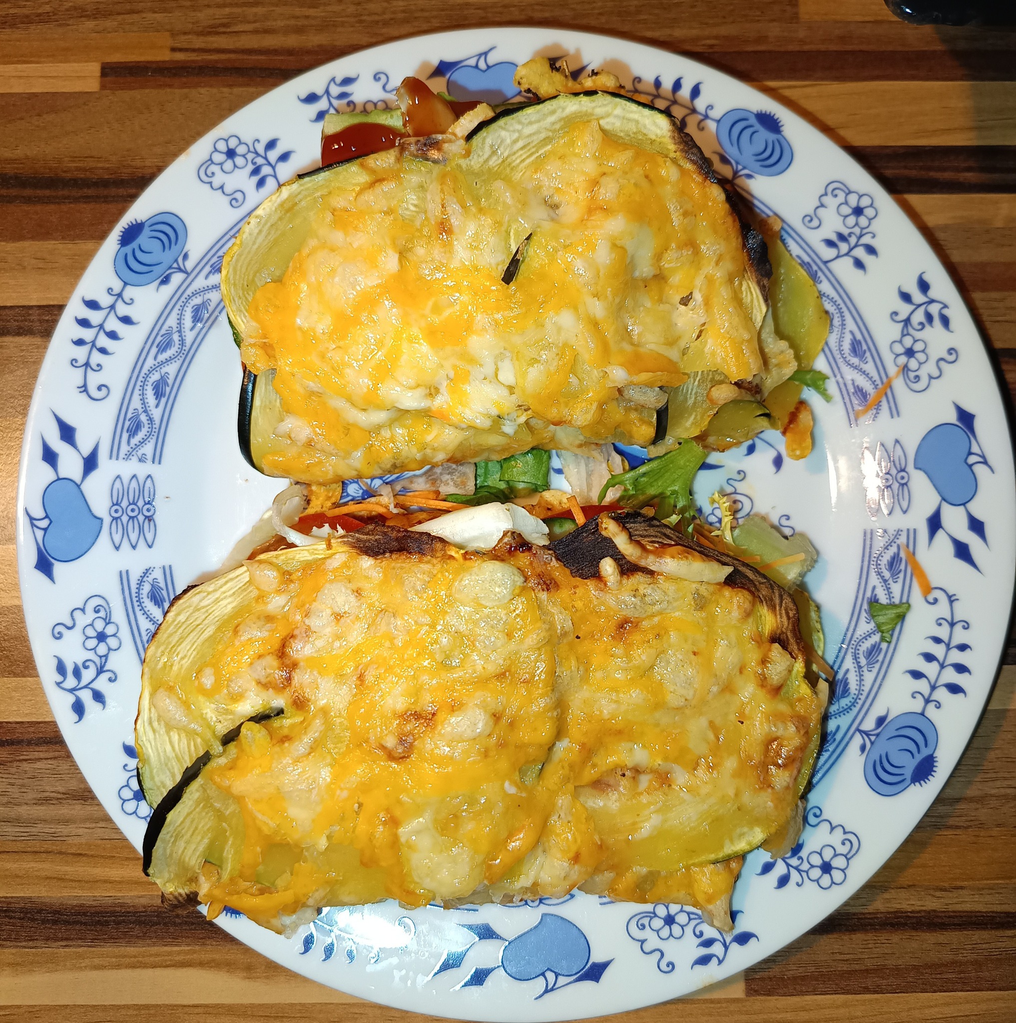 Plněné cuketové placky s kuřecím masem, zeleninou a sýrem